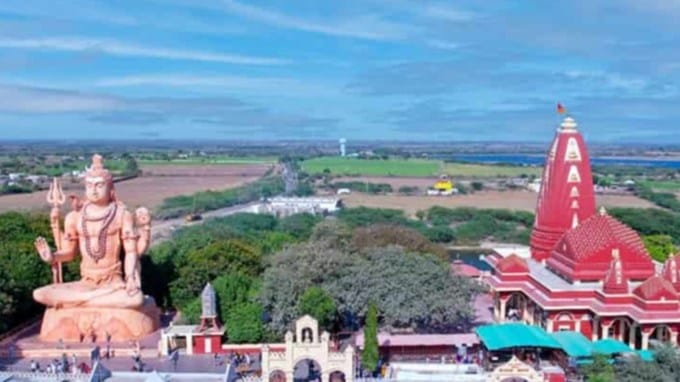 <strong>નાગેશ્વર (ગુજરાત)</strong><br><strong>સ્થાન: </strong>દ્વારકા નજીક<br><strong>મહત્વ: </strong>આ જ્યોતિર્લિંગ નકારાત્મક શક્તિઓ અને દુષ્ટ શક્તિઓથી રક્ષણનું પ્રતીક છે. (Photo Source: incredibleindia.gov.in)