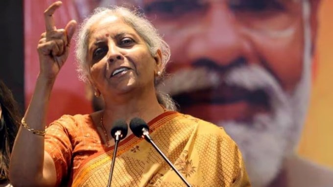 કેન્દ્રીય બજેટ 2020-2021 માં બજેટ ભાષણ સતત 2 કલાક 42 મિનિટ ચાલ્યું હતું. દરમિયાન તેમણે 2019-20 માટે કેન્દ્રીય બજેટ રજૂ કરવા માટે 2 કલાક અને 17 મિનિટનો પોતાનો રેકોર્ડ તોડ્યો હતો. (તસવીર: Indian Express)