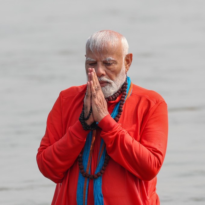 પીએમ મોદી નરેન્દ્ર મોદી મહા કુંભ મેળામાં પવિત્ર નદીમાં સ્નાન કરવાની પહેલા નદીને પ્રણામ કરી રહ્યા છે. (Photo: @narendramodi)