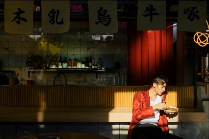 <strong>ધીરે-ધીરે અને આનંદથી ખાઓ</strong><br>જાપાની લોકો ખૂબ જ ધીરે-ધીરે ખાય છે અને દરેક કોયડાનો આનંદ માણે છે. ધીમે-ધીમે ખાવાથી ખોરાકને યોગ્ય રીતે પચવામાં મદદ મળે છે અને મગજને સંકેત મળે છે કે પેટ સમયસર ભરાઈ ગયું છે, જે વધુ પડતું ખાવાનું ટાળવામાં મદદ કરે છે. (તસવીર: Pexels)