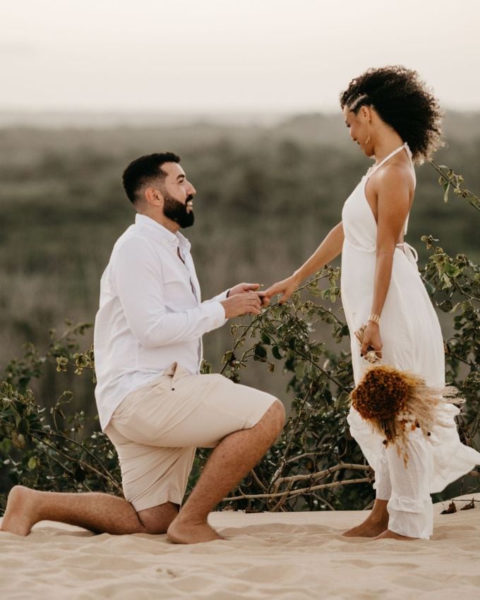 <strong>સોશિયલ મીડિયા દ્વારા પ્રપોઝ કરો </strong>: જો તમે બંને સોશિયલ મીડિયાનો ઉપયોગ કરો છો, તો તમે ત્યાં પણ તમારો પ્રેમ વ્યક્ત કરી શકો છો. તમે તમારા જીવનસાથીને રોમેન્ટિક પોસ્ટ અથવા વાર્તા દ્વારા પ્રપોઝ કરી શકો છો. આ રીતે, તમારા જીવનસાથીને તમારા પ્રેમનો અનુભવ થશે, અને તે મિત્રો અને પરિવાર સાથે પણ શેર કરવામાં આવશે, જે તેને એક સુંદર જાહેર અભિવ્યક્તિ બનાવશે.