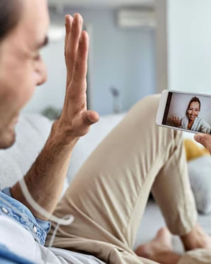 <strong>વિડિઓ કૉલ્સ પર ખાસ ક્ષણો બનાવો : </strong>લાંબા અંતરના સંબંધમાં શ્રેષ્ઠ રસ્તો એ છે કે તમારા જીવનસાથીને વીડિયો કોલ દ્વારા પ્રપોઝ કરો. તમારે શાંતિપૂર્ણ સ્થળ પસંદ કરવું જોઈએ, સારી લાઇટિંગ અને બેકગ્રાઉન્ડ મ્યુઝિક સાથે વિડિઓ કૉલ કરવો જોઈએ. પછી, તમારા હૃદયની વાત ખુલ્લેઆમ અને સાચા પ્રેમથી કહો. આ પદ્ધતિ ફક્ત લાગણીઓને જ પ્રતિબિંબિત કરતી નથી પણ તમારા બંને વચ્ચે ગાઢ જોડાણ પણ બનાવે છે.