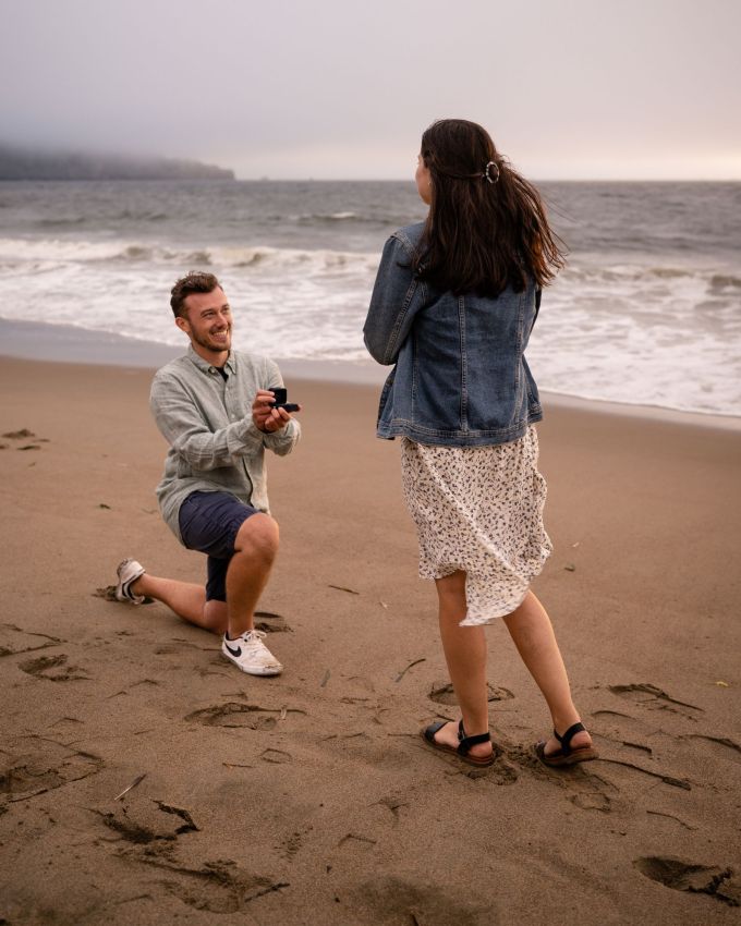 પ્રપોઝ ડે (Propose Day) એ એક ખાસ પ્રસંગ છે જ્યારે તમે તમારા જીવનસાથી સાથે તમારા હૃદયની લાગણીઓ શેર કરો છો. જો તમે લોન્ગ ડિસ્ટન્સ રિલેશનશિપમાં છો, તો આ દિવસ વધુ ખાસ બની શકે છે કારણ કે તમે તમારી લાગણીઓને એવી રીતે વ્યક્ત કરી શકો છો જે તમારા સંબંધને વધુ મજબૂત બનાવી શકે છે. અહીં અમે કેટલાક રોમેન્ટિક આઈડિયાઝ આપીશું જેના દ્વારા તમે તમારા લોન્ગ ડિસ્ટન્સ પાર્ટનરને પ્રપોઝ કરી શકો છો.