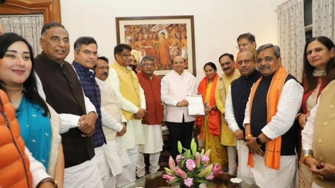 પગારની સાથે 30,000 રૂપિયાનું વિધાનસભા ભથ્થું પણ મળે છે. આ ઉપરાંત 25,000 રૂપિયાની સચિવીય સહાય અને 10,000 રૂપિયાનો મુસાફરી ભથ્થું પણ આપવામાં આવે છે. (Photo: BJP Delhi/X)