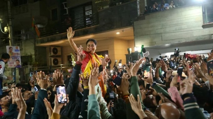 <strong>Rekha Gupta Salary:</strong> પ્રથમ વખત ધારાસભ્ય બનેલા રેખા ગુપ્તાને ભાજપે દિલ્હીના મુખ્યમંત્રી બનાવ્યા છે. મુખ્યમંત્રીને ઘણી સુવિધાઓ મળે છે. આ સાથે તેમની સુરક્ષા પણ ખૂબ જ કડક છે.(Photo: BJP Delhi/X)