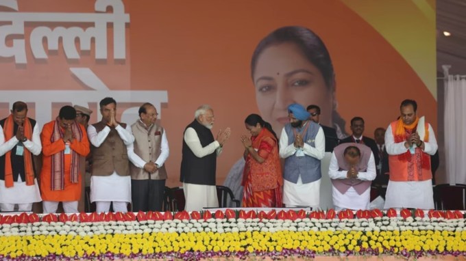 સુવિધાઓ અને ભથ્થાં ઉપરાંત મુખ્યમંત્રી બન્યા પછી મુખ્યમંત્રીને લેપટોપ, પ્રિન્ટર અને મોબાઇલ ફોન ખરીદવા માટે એક વખતમાં 1 લાખ રૂપિયાનું એકલ રકમ ભથ્થું આપવામાં આવે છે. (Express Photo By Gajendra Yadav)