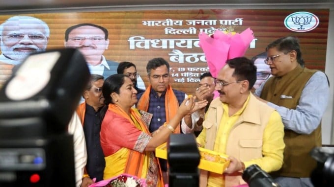 રેખા ગુપ્તા બાળપણથી જ રાષ્ટ્રીય સ્વયંસેવક સંઘ (RSS) ના સક્રિય સભ્ય રહ્યા છે. તેમણે સંઘની વિદ્યાર્થી પાંખ, અખિલ ભારતીય વિદ્યાર્થી પરિષદ (ABVP) દ્વારા વિદ્યાર્થી રાજકારણમાં પ્રવેશ કર્યો. 1994-95 માં તેમણે દૌલત રામ કોલેજના સેક્રેટરી તરીકે ચૂંટાઈ આવ્યા હતા. (Express Photo by Gajendra Yadav)