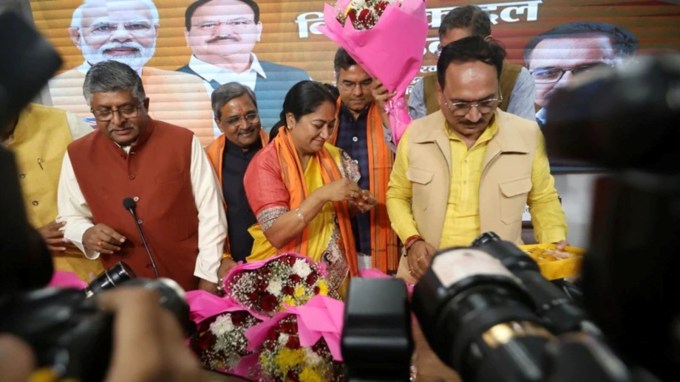 રેખા ગુપ્તાએ પહેલી વાર વિધાનસભા ચૂંટણી જીતી છે. તેઓ શાલીમાર બાગ બેઠક પરથી ધારાસભ્ય તરીકે ચૂંટાઈ આવ્યા છે. તેમણે વિધાનસભા ચૂંટણીમાં આમ આદમી પાર્ટીના ઉમેદવાર વંદના કુમારીને 29,595 મતોના મોટા માર્જિનથી હરાવ્યા હતા. (Express Photo by Gajendra Yadav)