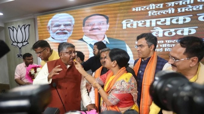 રેખા ગુપ્તાના પિતા જય ભગવાન સ્ટેટ બેંક ઓફ ઈન્ડિયામાં મેનેજર રહી ચૂક્યા છે. તેમની માતાનું નામ ઉર્મિલા જિંદાલ છે જે ગૃહિણી હતી. (Express Photo by Gajendra Yadav)