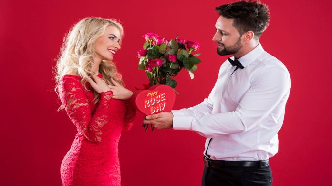 <strong>Valentine Rose Day Wishes : હેપ્પી રોઝ ડે શુભેચ્છા સંદેશ</strong><br>વેલેન્ટાઇન ડે વીકનો પ્રથમ દિવસ એટલે રોઝ ડે. દર વર્ષે 7 ફેબ્રુઆરી રોઝ ડે તરીકે ઉજવાય છે. રોઝ ડે પર વ્યક્તિ પોતાની પ્રિય વ્યક્તિ કે પાર્ટનરને લાલ ગુલાબ આપી પ્રેમની પ્રગટ કરે છે. લાલ ગુલાબ એ પ્રેમનું પ્રતિક છે. સમગ્ર દુનિયામાં વિવિધ રંગના ફુલ ગુલાબ જોવા મળે છે, જો કે તેમા સૌથી સુંદર હોય છે લાલ ગુલાબ. લાલ ગુલાબની બનાવટ ઉપરથી હૃદય જેવી હોય છે. આથી મનગમતી વ્યક્તિને લાલ ગુલાબ આપવી પોતાના દિલની વાત કહી શકાય છે.<br>(Photo: Freepik)
