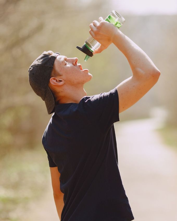 તમને જણાવી દઈએ કે ઉનાળાની ઋતુમાં પાચનતંત્ર નબળું પડી જાય છે અને શરીરમાં પાણીની ઉણપ થાય છે. કેટલાક સ્વસ્થ ખોરાક આ ઉણપને પૂર્ણ કરવામાં અને પાચન સુધારવામાં અસરકારક સાબિત થઈ શકે છે. અહીં જાણો 5 સુપર હેલ્ધી ફૂડ વિશે