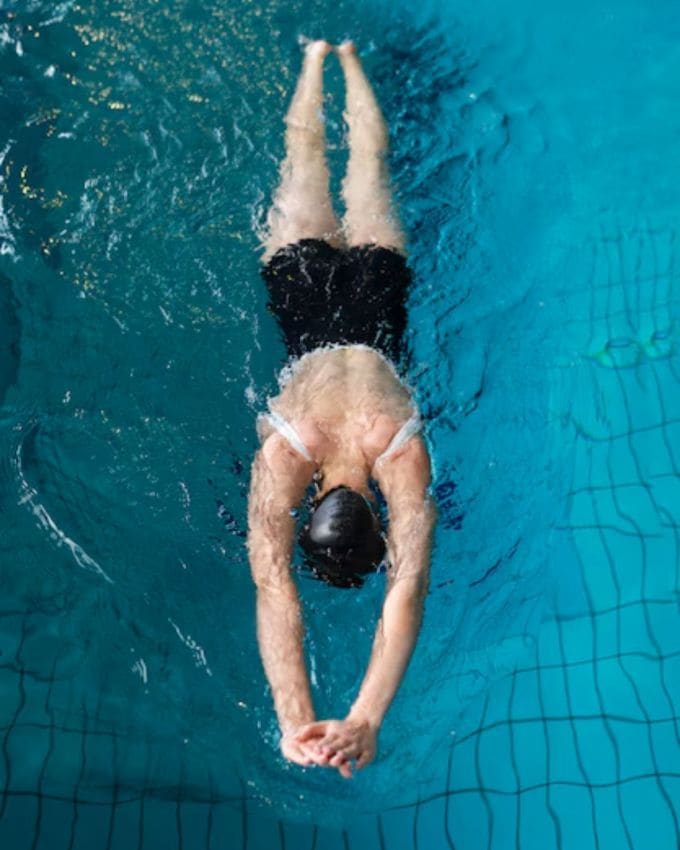 <strong>સ્વિમિંગ </strong>: તરવાથી ડાયાબિટીસના દર્દીઓનું બ્લડ સુગર નિયંત્રણમાં રહે છે. સાંધા પર દબાણ લાવ્યા વિના ફિટ રહેવાની આ એક સરસ રીત છે. તમે સ્વિમિંગને તમારા દિનચર્યાનો એક ભાગ પણ બનાવી શકો છો.