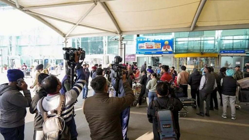 ‘ભારતીયોના હાથમાં હાથકડી લગાવીને અમેરિકામાંથી નિકાળ્યા’, કોંગ્રેસ નેતાએ ઉઠાવ્યા સવાલ ‘ભારતીયોના હાથમાં હાથકડી લગાવીને અમેરિકામાંથી નિકાળ્યા’, કોંગ્રેસ નેતાએ ઉઠાવ્યા સવાલ