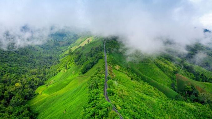 Mahabaleshwar travels tips, મહાબળેશ્વર : જો તમે પણ તમારા પાર્ટનર સાથે ફેબ્રુઆરીમાં ફરવાનું પ્લાનિંગ કરી રહ્યા છો, તો આ એક સારા ડેસ્ટિનેશનમાંથી એક છે. આ જગ્યાએ તમે પહાડોના નજારા સાથે લીલીછમ પ્રકૃતિ અને ખુશનુમા હવામાન જોઈ શકો છો. ધોધ અને તળાવો જોઈ શકો છો. લોકો વીકએન્ડમાં મુંબઈ નજીકના આ સ્થળની મુલાકાત લેવાનું પસંદ કરે છે.(પ્રતિકાત્મક તસવીર - photo-freepik)