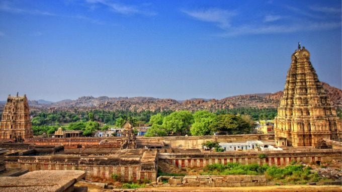Hampi travels tips, હમ્પી : હમ્પી તેના સુંદર નજારા માટે ખૂબ પ્રખ્યાત છે. યુનેસ્કોની વર્લ્ડ હેરિટેજ ગણાતી આ જગ્યા હનીમૂન માટે પણ બેસ્ટ છે. અહીંના કેળાના વાવેતર અને છૂટાછવાયા ટેકરીઓ હમ્પી શહેરનું મુખ્ય આકર્ષણ બની શકે છે. હમ્પીમાં ફરવા માટેના ઘણા સ્થળો છે.(Photo-Wikipadia)