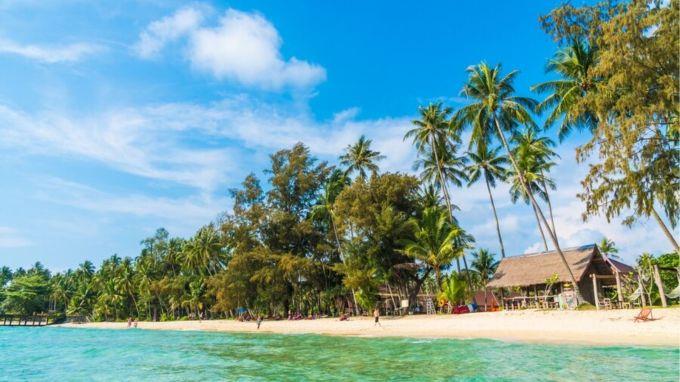 Goa travels tips, ગોવા : જો તમે ફેબ્રુઆરીમાં ક્યાંક ફરવાનો પ્લાન બનાવી રહ્યા છો, તો તમે તમારા પાર્ટનર સાથે ગોવા જઈ શકો છો. અહીં તમે દરિયા કિનારે સૂર્યાસ્તનો આનંદ માણી શકો છો. અહીં ફરવા માટે ઘણી બધી જગ્યાઓ છે. ગોવામાં તમે સાહસિક પ્રવૃત્તિઓ કરી શકો છો અને તમે તમારા પાર્ટનર સાથે દરિયા કિનારે આરામની પળો વિતાવી શકો છો.(પ્રતિકાત્મક તસવીર - photo-freepik)