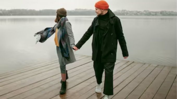 તમે તમારા સંબંધોને ખુશ પણ કરી શકો છો. તેથી, આજે આ લેખ દ્વારા અમે તમને એવી કેટલીક શ્રેષ્ઠ જગ્યાઓ વિશે જણાવવા જઈ રહ્યા છીએ જ્યાં તમે જઈ શકો છો અને તમારા જીવનસાથી સાથે પ્રેમથી ભરપૂર પળો વિતાવી શકો છો. તો ચાલો જાણીએ આ સુંદર અને રોમેન્ટિક સ્થળો વિશે. (પ્રતિકાત્મક તસવીર - photo - freepik)