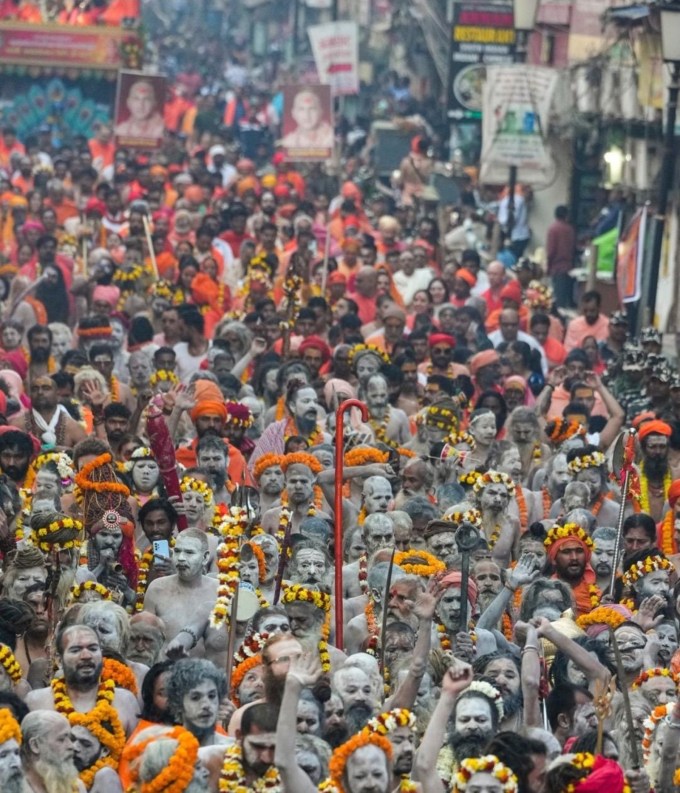 મહાશિવરાત્રીના અવસર પર દેશમાં આસ્થાનો સૈલાબ જોવા મળી રહ્યો છે. તમામ મંદિરોમાં ભક્તોની ભારે ભીડ જોવા મળી રહી છે. ઉત્તર પ્રદેશમાં પણ મહાશિવરાત્રીના અવસરે મોટી સંખ્યામાં ભક્તો જોવા મળી રહ્યા છે. વારાણસીના કાશી વિશ્વનાથ મંદિરમાં ભક્તોની ભારે ભીડ જોવા મળી રહી છે. (તસવીર: સોશયલ મીડિયા)