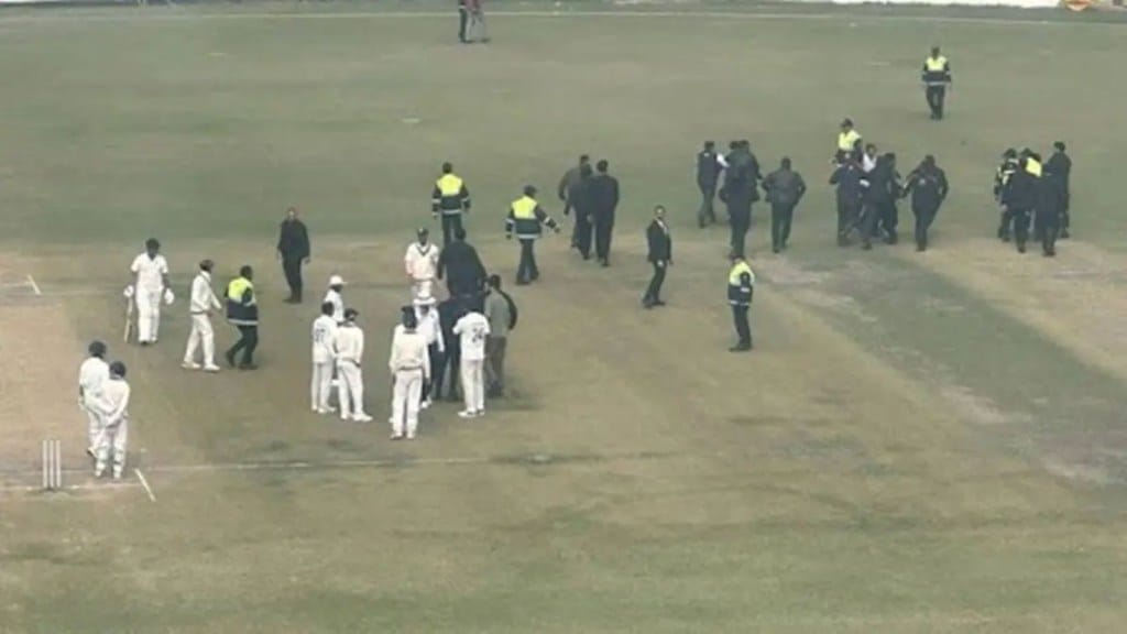 રણજી ટ્રોફી : વિરાટ કોહલીની સુરક્ષામાં ચુક, 3 પ્રશંસકો મેદાનમાં ઘુસ્યા, ત્રણ દિવસમાં બીજી ઘટના રણજી ટ્રોફી : વિરાટ કોહલીની સુરક્ષામાં ચુક, 3 પ્રશંસકો મેદાનમાં ઘુસ્યા, ત્રણ દિવસમાં બીજી ઘટના