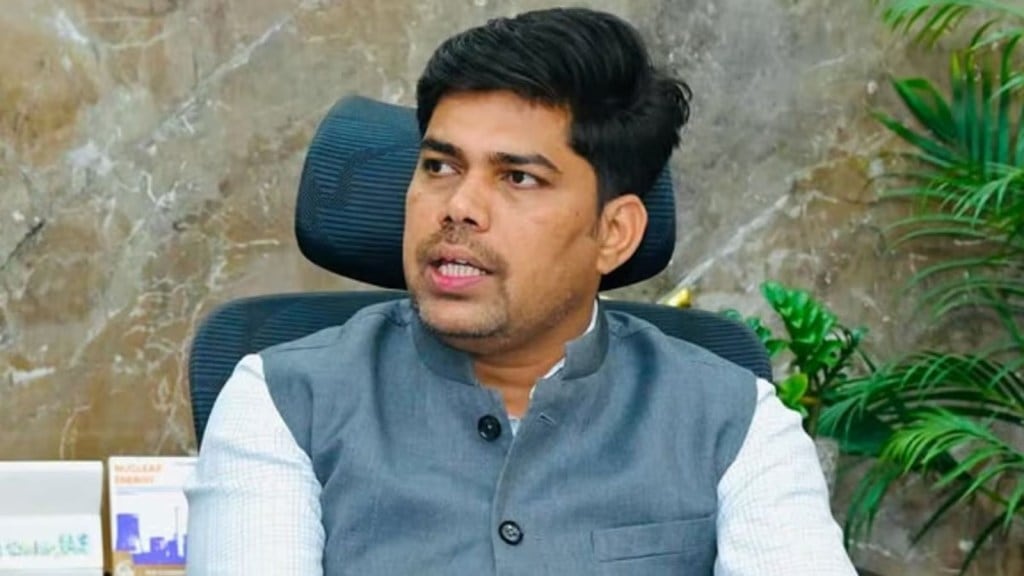 UPSC Success Story: બાળપણમાં પોલિયો થયો, માતા સાથે શેરીમાં બંગડીઓ વેચી; આજે બની ગયા IAS અધિકારી