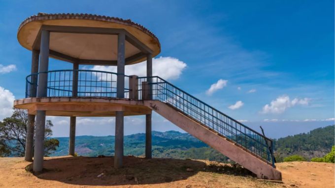 Lady's Seat, લેડીઝ સીટ : લેડીઝ સીટ એ યેરકૌડના મુખ્ય પ્રવાસી સ્થળોમાંનું એક છે. તે એક નાનું શિખર છે જ્યાંથી તમે યેરકૌડ શહેર અને તેની આસપાસના પહાડી વિસ્તારોનું અદભૂત દૃશ્ય મેળવી શકો છો. સૂર્યાસ્ત સમયે આ સ્થળ ખાસ કરીને આકર્ષક બની જાય છે. લેડીઝ સીટનું નામ સ્થાનિક માન્યતા સાથે જોડાયેલું છે, જે તેને એક ઐતિહાસિક સ્થળ પણ બનાવે છે. (photo- wikipedia)