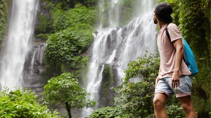 Killiyur Falls, કિલ સાગર : કિલ સાગર એ યરકૌડનો પ્રખ્યાત ધોધ છે, જે પહાડો પરથી પડે છે. આ ધોધ તેની સુંદરતા માટે જાણીતો છે અને પ્રવાસીઓમાં એક લોકપ્રિય ટ્રેકિંગ સ્થળ છે. પડતા ધોધનો અવાજ અને આસપાસનો નજારો અદ્ભુત અનુભવ પ્રદાન કરે છે. આ સ્થળ પ્રકૃતિ પ્રેમીઓ અને સાહસિક પ્રવાસન ઉત્સાહીઓ માટે આદર્શ છે. (photo - freepik)