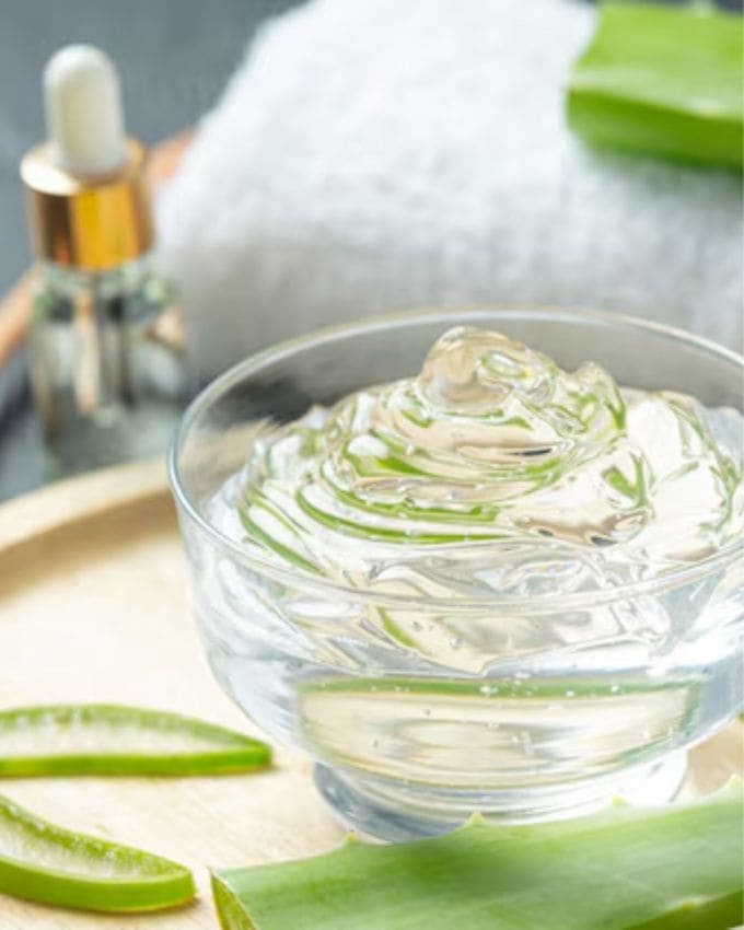 <strong>એલોવેરા જેલ :</strong> એલોવેરામાં ઘણા બધા ઉત્સેચકો હોય છે, જે વાળને સીધા બનાવવામાં મદદરૂપ સાબિત થાય છે. વાળમાં એલોવેરા જેલ લગાવવાથી વાળ મોઇશ્ચરાઇઝ થાય છે અને સ્વસ્થ પણ બને છે. તેનો ઉપયોગ કરવા માટે, એલોવેરા જેલને વાળ પર 30 મિનિટથી 1 કલાક સુધી લગાવો અને પછી ઠંડા પાણીથી વાળ ધોઈ લો.