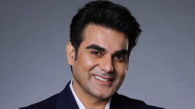 <strong>અરબાઝ ખાન</strong><br>અભિનેતા અરબાઝ ખાન પાકિસ્તાની ફિલ્મ 'ગોડફાધર'માં જોવા મળ્યો હતો. આ ફિલ્મમાં અરબાઝે શાકિર ખાનની ભૂમિકા ભજવી હતી. (તસવીર: સોશિયલ મીડિયા)