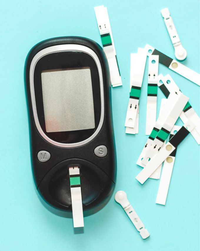 <strong>પ્રી-ડાયાબિટીસ અટકાવવાના ઉપાયો </strong>: જો કોઈ પરિવારમાં ડાયાબિટીસનો ઇતિહાસ હોય, તો નિયમિતપણે તમારા બ્લડ સુગરનું પરીક્ષણ કરાવવું મહત્વપૂર્ણ છે. માનસિક તણાવ શરીરમાં બ્લડ સુગર વધારી શકે છે, તેથી તણાવ ઓછો કરવા માટે ધ્યાન, ઊંડા શ્વાસ લેવાની તકનીકોનો અભ્યાસ કરો અને પૂરતી ઊંઘ લો.