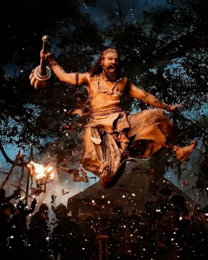 વિકી કૌશલ (Vicky Kaushal) અને રશ્મિકા મંદાના (Rashmika Mandanna) ની ફિલ્મ છાવાએ બોક્સ ઓફિસ પર બીજા સપ્તાહના અંતે શાનદાર કમાણી કરી છે. ભારત-પાકિસ્તાન ચેમ્પિયન્સ ટ્રોફી 2025 મેચને કારણે રવિવારે કલેક્શનમાં થોડો ઘટાડો થયો હોવા છતાં ફિલ્મ સારી કમાણી કરવામાં સફળ રહી છે. 