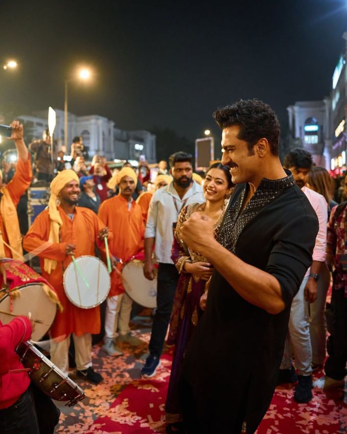 છાવા બોક્સ ઓફિસ કલેકશન : આ ફિલ્મે પહેલા અઠવાડિયામાં 219.25 કરોડ રૂપિયાની કમાણી કરી હતી. ત્યારબાદ બીજા સપ્તાહના અંતે તેણે સારી શરૂઆત કરી, શુક્રવારે 23.5 કરોડ રૂપિયાની કમાણી કરી. શનિવારે, ફિલ્મે 87.23 ટકાનો પ્રભાવશાળી ઉછાળો અનુભવ્યો , જે 44 કરોડ રૂપિયાની કમાણી કરી છે. રવિવારે કલેક્શનમાં થોડો ઘટાડો થયો હોવા છતાં છાવાએ 300 કરોડ રૂપિયાના ક્લબમાં સફળતાપૂર્વક પ્રવેશ કર્યો છે. સેકનિલ્કના જણાવ્યા અનુસાર છાવાએ રવિવારે 40 કરોડ રૂપિયાની કમાણી કરી છે જેનાથી તેનું કુલ લોકલ કલેક્શન 326.75 કરોડ રૂપિયા થઈ ગયું છે.