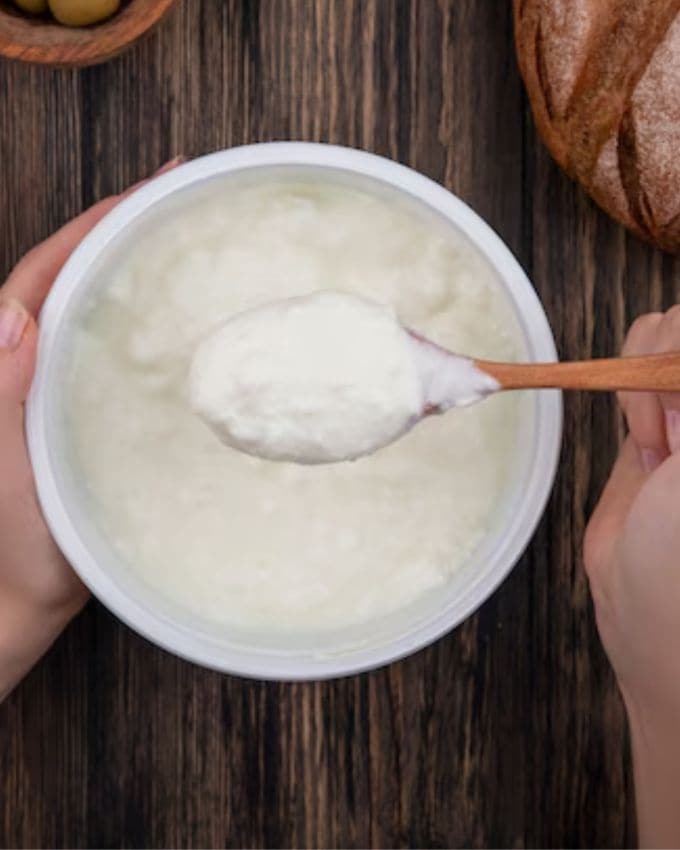 <strong>દહીં</strong> : ઉનાળામાં દહીં ખાવું સ્વાસ્થ્ય માટે ખૂબ જ ફાયદાકારક છે. તે પ્રોબાયોટિક્સથી ભરપૂર છે, જે પાચનમાં સુધારો કરે છે અને રોગપ્રતિકારક શક્તિને મજબૂત બનાવે છે. દહીં શરીરને ઠંડક આપવાનું કામ કરે છે અને શરીરમાં તાજગી જાળવી રાખે છે. તમે દહીંનું સેવન સ્મૂધી, રાયતા અથવા સલાડના રૂપમાં પણ કરી શકો છો.