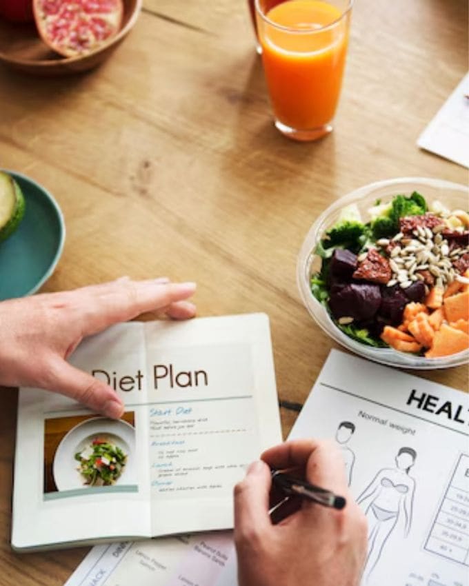 <strong>પ્રી-ડાયાબિટીસ અટકાવવાના ઉપાયો</strong> : પ્રી-ડાયાબિટીસ ટાળવા માટે, તમારા કાર્બોહાઇડ્રેટનું સેવન નિયંત્રિત કરો અને તાજા ફળો, શાકભાજી, આખા અનાજ અને પ્રોટીનથી ભરપૂર ખોરાક લો.દરરોજ ઓછામાં ઓછી 30 મિનિટ કસરત કરો, જેમ કે ઝડપી ચાલવું, દોડવું અથવા યોગા. તે શરીરના ખાંડના સ્તરને નિયંત્રિત કરવામાં મદદ કરે છે. વધારાનું વજન, ખાસ કરીને પેટની ચરબી, ઘટાડવાથી પ્રીડાયાબિટીસ અટકાવવામાં મદદ મળે છે.