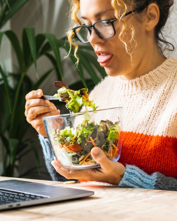 આજકાલ બદલાતી લાઇફસ્ટાઇલ અને ખરાબ ખાવા-પીવાની આદતોને કારણે પ્રી-ડાયાબિટીસની સમસ્યા વધી રહી છે. આ સ્થિતિ ધીમે ધીમે શરીરને અસર કરે છે અને વિવિધ લક્ષણોનું કારણ બની શકે છે, જેમ કે વધુ પડતી તરસ, થાક અથવા વજનમાં વધારો. ચાલો જાણીએ પ્રીડાયાબિટીસને નિયંત્રિત કરવા માટેની ટિપ્સ.