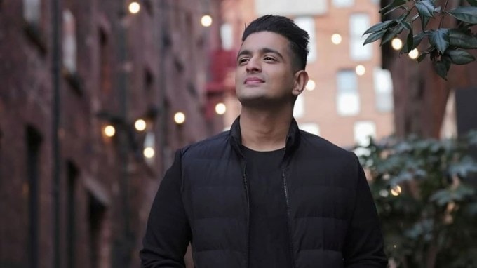 વિવાદાસ્પદ ટિપ્પણી અને તેની સામે નોંધાયેલી ફરિયાદ પર થયેલા હોબાળા બાદ રણવીરે એક વીડિયો પોસ્ટ કરીને માફી માંગી છે. (તસવીર :ranveerallahbadia/Insta)