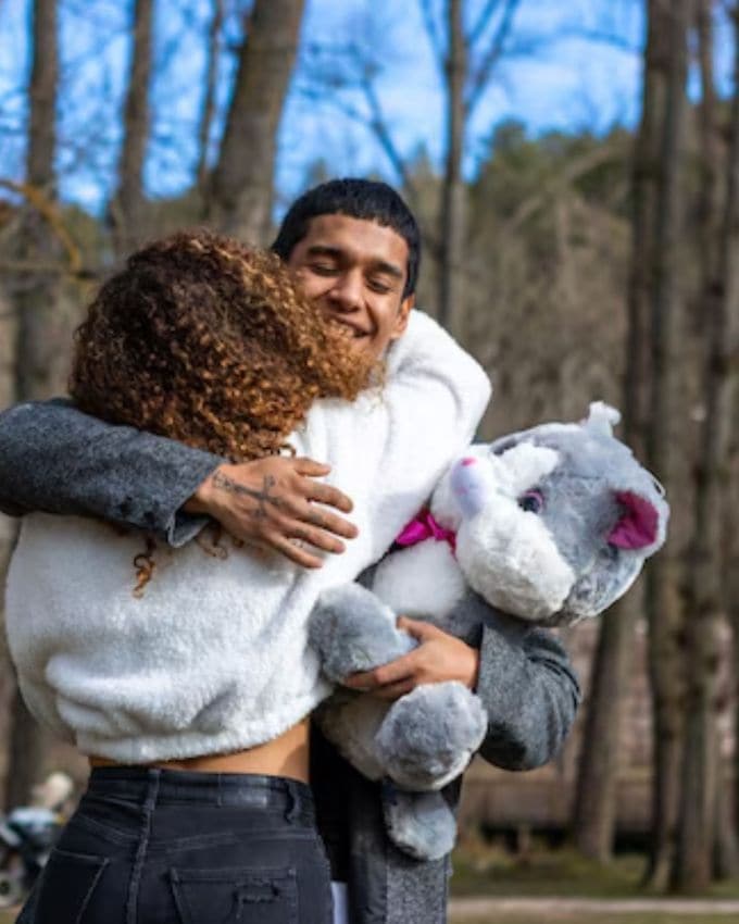 <strong>તેમને કેવા પ્રકારનું ટેડી ગમે છે? </strong>જો તમારી ગર્લફ્રેન્ડને ટેડી ગમે છે, તો તે જાણવું પણ જરૂરી છે કે તેને કેવા પ્રકારનું ટેડી ગમે છે. કેટલાક લોકોને નાના અને સુંદર ટેડી બિયર ગમે છે, તો કેટલાકને મોટા કદના ટેડી બિયર ગમે છે. આ ઉપરાંત કલર પણ એક મહત્વપૂર્ણ પરિબળ છે. તેથી તેમના મનપસંદ રંગ અને ટેડીના સાઈઝને ધ્યાનમાં રાખો.