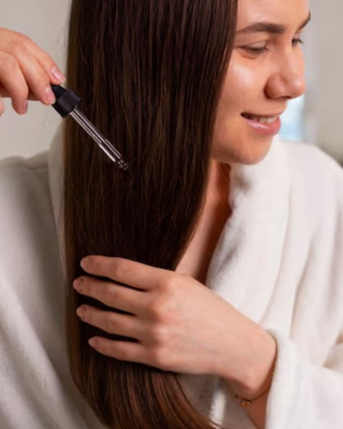 <strong><strong>ઈંડા અને મહેંદી</strong> :</strong> તેને 40-50 મિનિટ સુધી રહેવા દો અને પછી  શેમ્પૂથી વાળ ધોઈ લો. અઠવાડિયામાં એકવાર આ ઉપાય કરવાથી વાળ મજબૂત અને જાડા બનશે. 