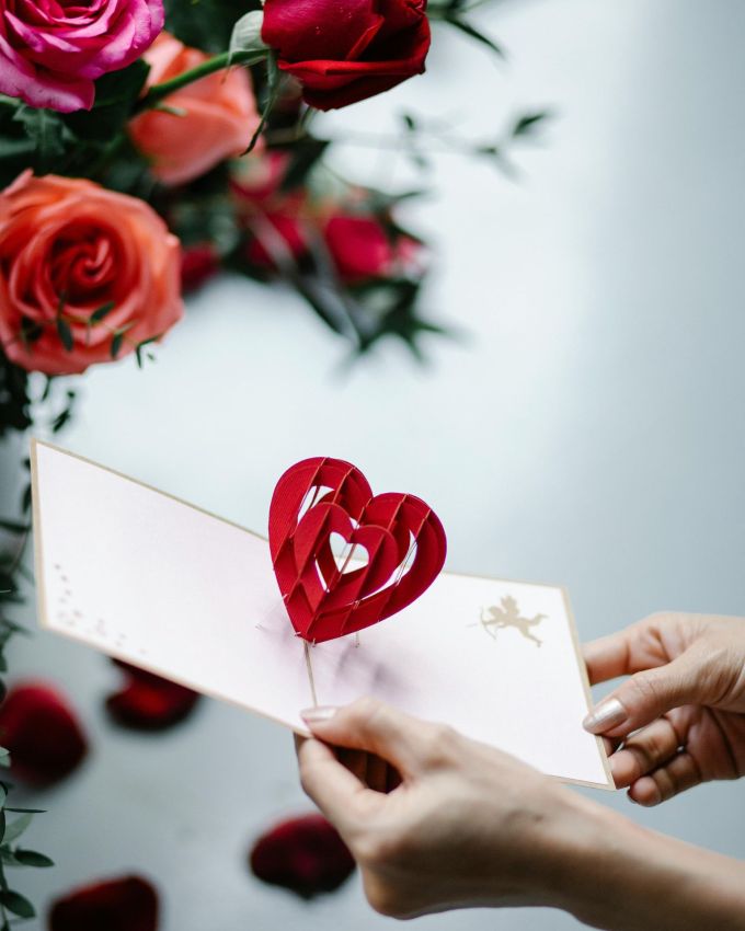 <strong>હેન્ડમેડ કાર્ડ અથવા રોમેન્ટિક પેઇન્ટિંગ</strong> : જો તમને કલા અને હસ્તકલામાં રસ હોય, તો તમારે વેલેન્ટાઇન વીક દરમિયાન એક શુભેચ્છા કાર્ડ અથવા રોમેન્ટિક પેઇન્ટિંગ બનાવવું જોઈએ અને તમારા જીવનસાથીને ભેટમાં આપવું જોઈએ. આ તમારા પ્રેમને વ્યક્ત કરવા અને તમારા જીવનસાથીને ખુશ કરવાની ખૂબ જ સુંદર રીત હોઈ શકે છે.