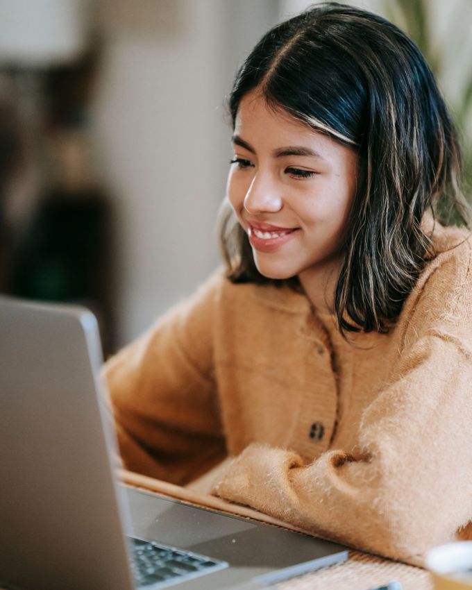 <strong>વિડિયો અથવા સ્લાઇડશો બનાવો :</strong> તમે તમારા જીવનસાથી માટે એક સુંદર વિડિઓ અથવા સ્લાઇડશો બનાવી શકો છો જેમાં તમે અને તેમણે સાથે વિતાવેલા ખાસ ક્ષણો દર્શાવવામાં આવશે. આ વિડિઓમાં તમે તમારી લાગણીઓ વ્યક્ત કરી શકો છો, અને અંતે પૂછી શકો છો કે "શું તમે મારી સાથે તમારું જીવન વિતાવવા માંગો છો?" તમે તેને આના જેવા પ્રશ્ન સાથે સમાપ્ત કરી શકો છો: આ પદ્ધતિ ખૂબ જ ભાવનાત્મક અને રોમેન્ટિક હશે.