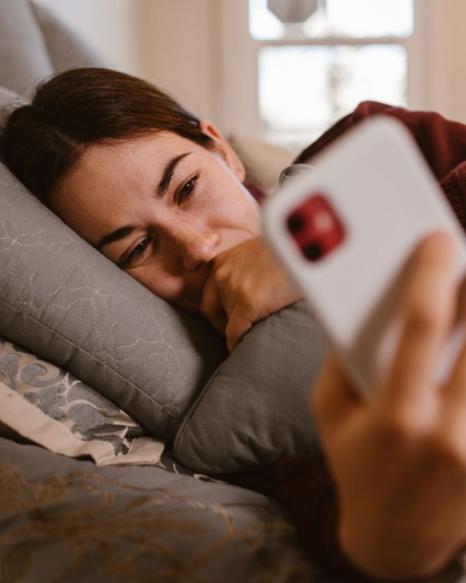 <strong>ડિલિવરી દ્વારા સરપ્રાઈઝ મોકલો :</strong> જો તમે એકબીજાથી દૂર હોવ, તો સરપ્રાઈઝ પેકેજ મોકલવું એ તમારી લાગણીઓ વ્યક્ત કરવાની એક શ્રેષ્ઠ રીત હોઈ શકે છે. તમે તમારા જીવનસાથીને ચોકલેટ, ફૂલો અથવા તેમની મનપસંદ વસ્તુઓ જેવી સુંદર ભેટ મોકલી શકો છો, સાથે સાથે કાર્ડ પણ મોકલી શકો છો. પેકેજ ખોલ્યા પછી, જ્યારે તે તે કાર્ડ વાંચશે, ત્યારે આ ક્ષણ ખૂબ જ ખાસ બની જશે.