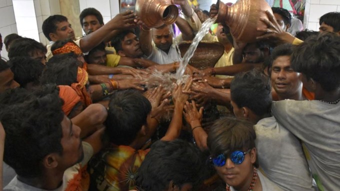 મહાશિવરાત્રી નિમિત્તે શિવ મંદિરોમાં ભક્તોની ભારે ભીડ જોવા મળે છે. માન્યતાઓ અનુસાર મહાશિવરાત્રીના દિવસે કેટલાક કાર્યો પ્રતિબંધિત છે. આ કરવાથી મહાદેવ નારાજ થઈ શકે છે. (Photo: Indian Express)