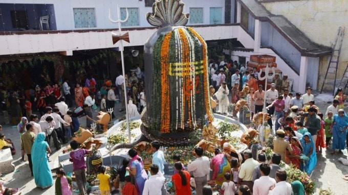 Maha Shivratri 2025: મહાશિવરાત્રીનો તહેવાર 26 ફેબ્રુઆરી 2025ના રોજ મનાવવામાં આવશે. ધાર્મિક માન્યતાઓ અનુસાર આ દિવસે ભગવાન શંકર અને માતા પાર્વતીના લગ્ન થયા હતા. (Photo: Indian Express)
