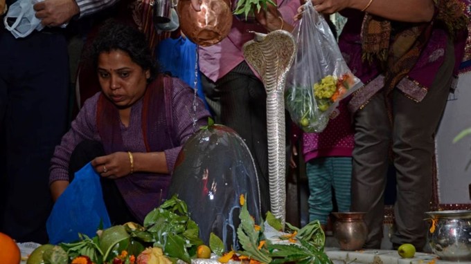 મહાશિવરાત્રીના દિવસે તામસિક વસ્તુઓનું સેવન ટાળવું જોઈએ. આવા લોકોને પૂજાનું ફળ મળતું નથી. આ સાથે મહાશિવરાત્રીના દિવસે લડાઇ-ઝઘડો ન કરવો જોઈએ અને કોઇને દુખ પહોંચાડવું ન જોઈએ. (Photo: Indian Express)