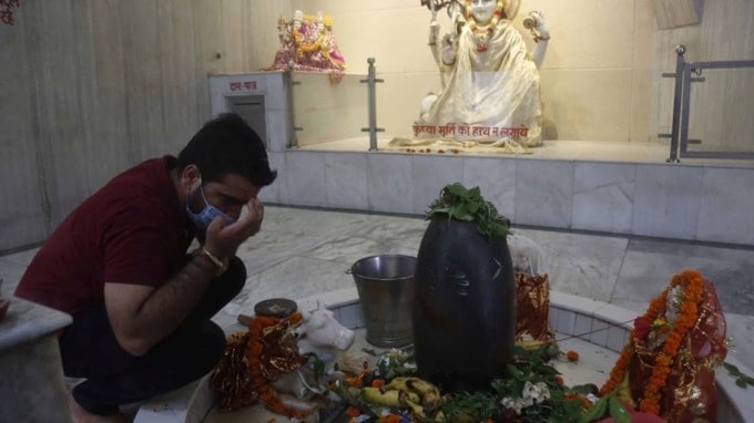 મહાશિવરાત્રી પર ભગવાન શિવને ફૂલો ચઢાવવા શુભ માનવામાં આવે છે, પરંતુ આ દિવસે ભૂલથી પણ કમળ, કનેર અને કેતકીના ફૂલો ચઢાવવા જોઈએ નહીં. (Photo: Indian Express)