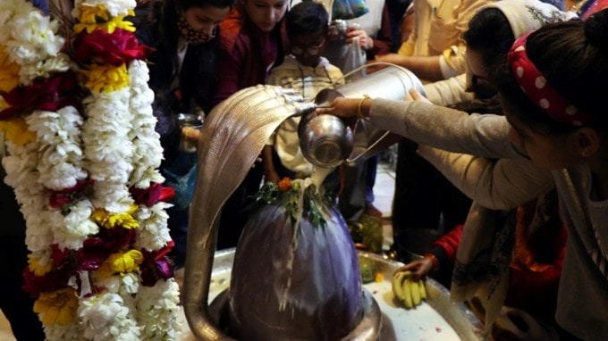 મહાશિવરાત્રીના દિવસે પૂજા દરમિયાન ભગવાન શિવને હળદર, રોલી, મહેંદી, સિંદૂર જેવી વસ્તુઓ ન ચઢાવવી જોઈએ. (Photo: Indian Express)