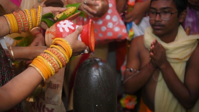 મહાશિવરાત્રીના દિવસે શું કરવું જોઈએ? મહાશિવરાત્રીના દિવસે સવારે વહેલા ઉઠીને સ્નાન કર્યા પછી સ્વચ્છ કપડાં પહેરવા જોઈએ. આ પછી ગંગાજળ છાંટીને મંદિરને શુદ્ધ કરો. (Photo: Indian Express)