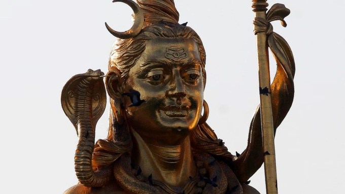 પૂજા દરમિયાન મહાદેવને ખાસ વસ્તુઓથી અભિષેક કરવાથી ઇચ્છિત ફળ મળી શકે છે. આ સાથે તમે આ દિવસે શિવ ચાલીસા અને મંત્રોનો જાપ પણ કરી શકો છો. (Photo: Indian Express)