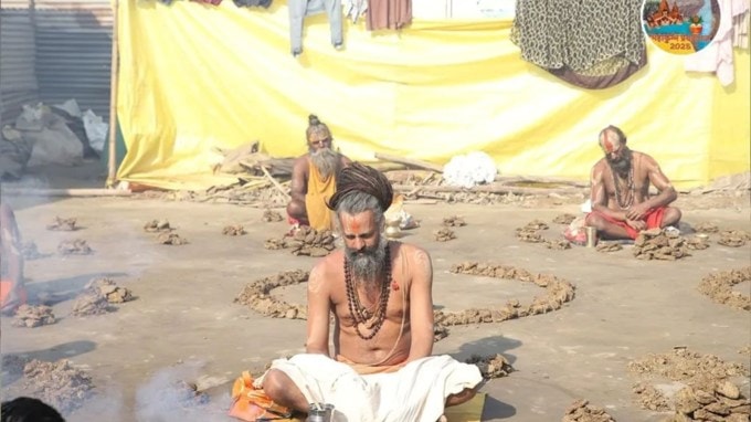 પ્રસ્થાન પહેલાં સાધુ-સંત તેમના ઇષ્ટ દેવની મૂર્તિ સ્થાપિત કરે છે. તે પોતાના ધર્મ ધ્વજાની નીચે સ્થાપિત પોતાના ઇષ્ટ દેવતાને રુમમાં લઈ જાય છે. આ પછી અખાડાના સંતો સાથે મળીને પૂર્ણાહુતિ હવન કરે છે. (Photo: Mahakumbh/Twitter)