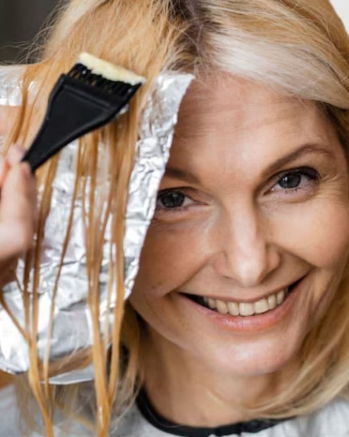 <strong>ઓલિવ તેલ અને મધ</strong> : 2 ચમચી ઓલિવ તેલ લો અને તેમાં 1 ચમચી મધ મિક્સ કરો. આ મિશ્રણને થોડું હૂંફાળું બનાવો અને વાળના મૂળમાં સારી રીતે માલિશ કરો. તેને 30-40 મિનિટ સુધી રહેવા દો અને પછી તેને હૂંફાળા પાણીથી ધોઈ લો. અઠવાડિયામાં બે વાર આ ઉપાય કરવાથી વાળ ખરવાનું ઓછું થાય છે.