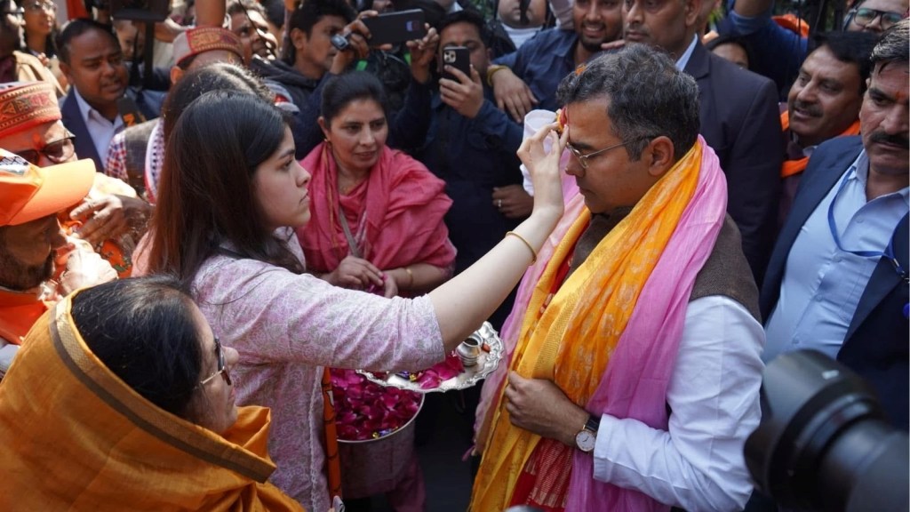 અરવિંદ કેજરીવાલને હરાવવાનું મળ્યું ઈનામ, જાણો કોણ છે મંત્રી પદના શપથ લેનાર પ્રવેશ વર્મા